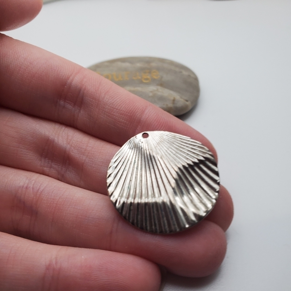 Crinkle silver tone‎ round necklace pendant